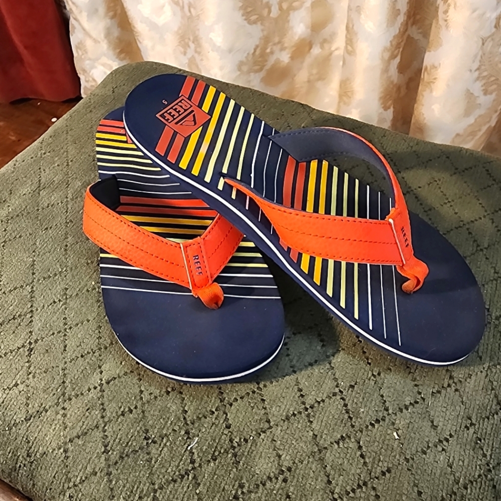 Boys sz 5 Reef Flip Flops